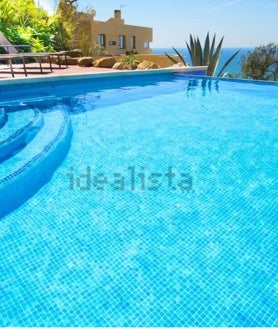 Imagen secundaria 2 - El chalet con las vistas más espectaculares de la costa de Cádiz se puede alquilar por este precio: tiene piscina infinity