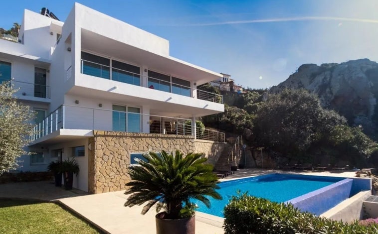 Imagen principal - El chalet con las vistas más espectaculares de la costa de Cádiz se puede alquilar por este precio: tiene piscina infinity