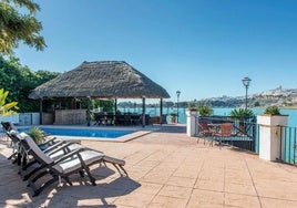 Se encuentra sobre un lago y tiene una terraza increíble: así es impresionante chalet que acaba de salir a la venta en Cádiz