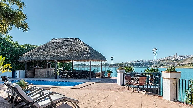 Se encuentra sobre un lago y tiene una terraza increíble: así es impresionante chalet que acaba de salir a la venta en Cádiz