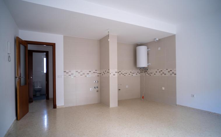 Imagen principal - Se vende un piso nuevo a estrenar en este pueblo de Cádiz por 52.000 euros: está a menos de una hora de la playa