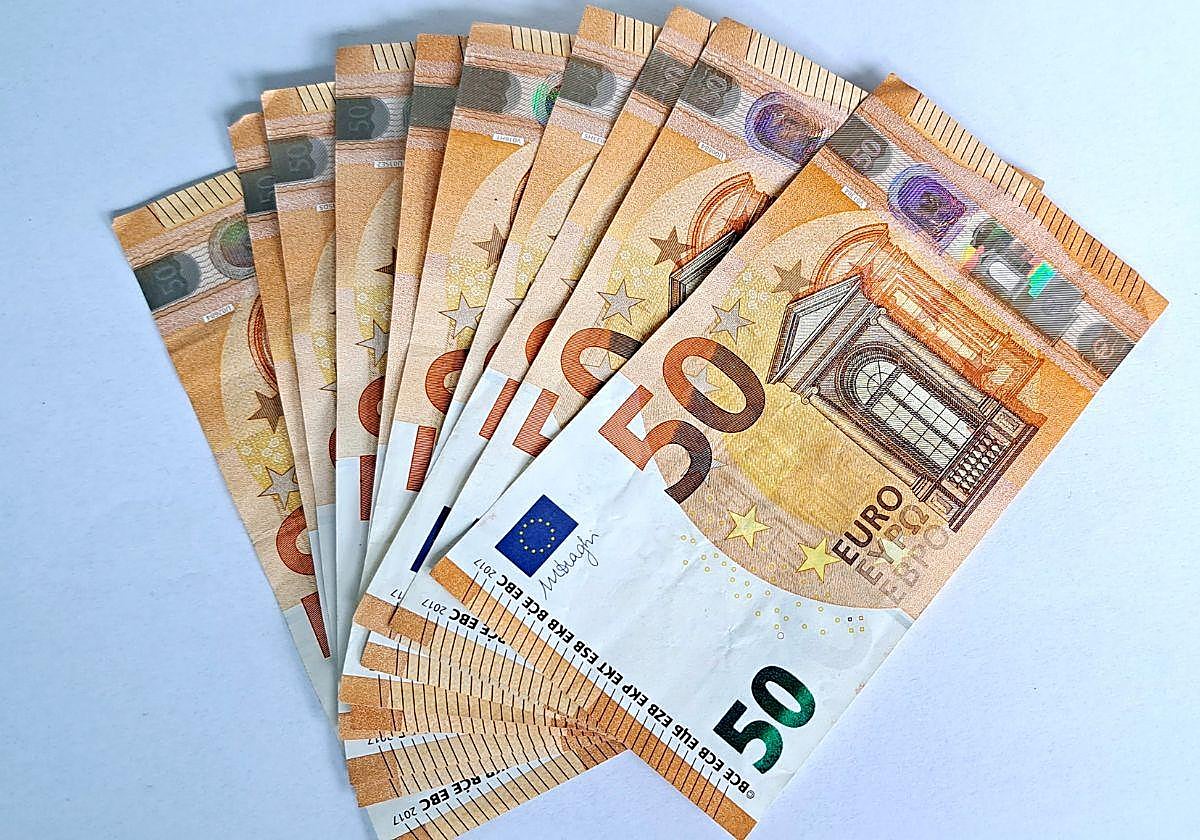 Imagen de archivo de varios billetes de 50 euros