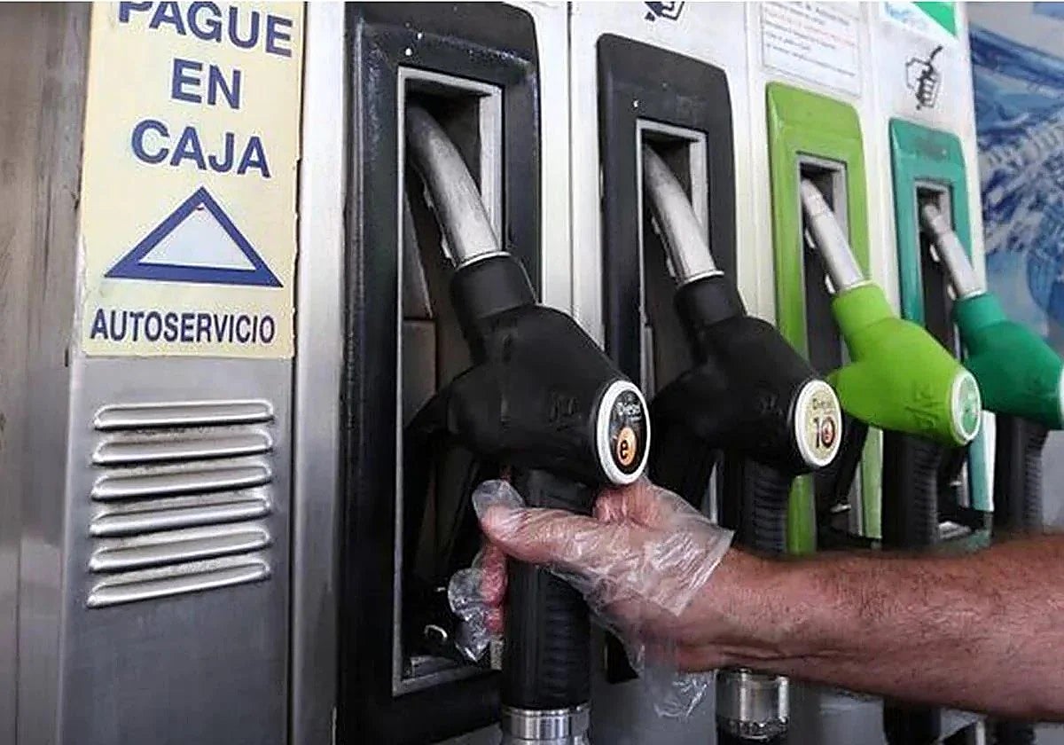 La OCU revela el gran secreto: estos son los días de la semana en los que no deberías echar gasolina