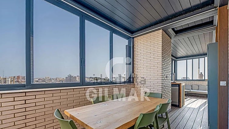 Sale a la venta uno de los áticos más exclusivos de Cádiz por más de medio millón de euros: tiene hasta una barra con tirador de cerveza