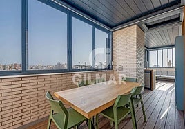 Sale a la venta uno de los áticos más exclusivos de Cádiz por más de medio millón de euros: tiene hasta una barra con tirador de cerveza