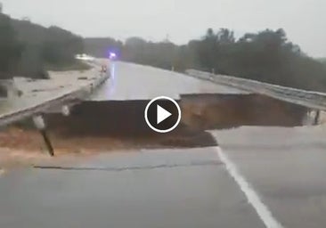 Gran socavón en la carretera que une Badajoz y Cáceres debido a la borrasca Efraín