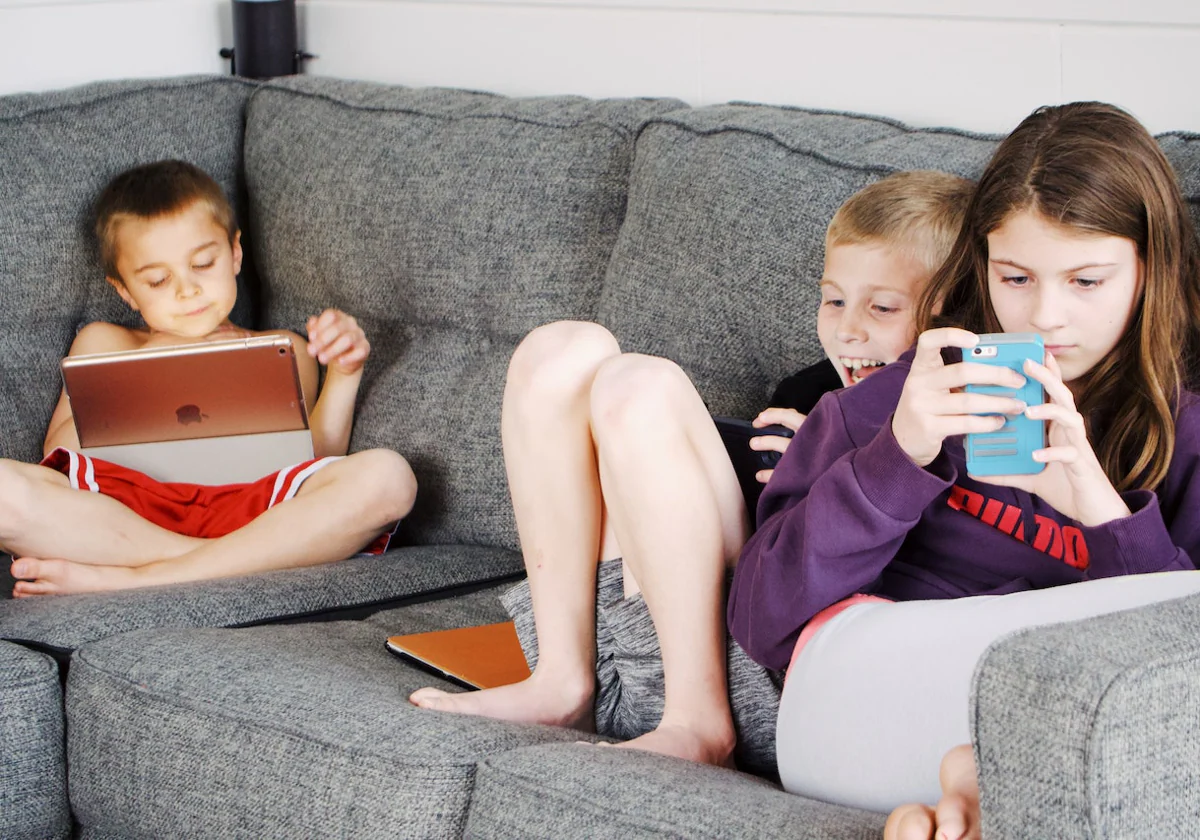Niños usando Internet en casa