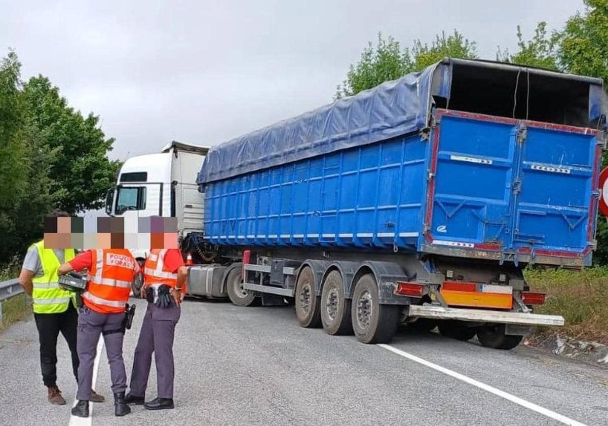 Un camionero septuplica la tasa de alcohol e invita a una cerveza a los policías