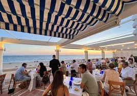 El restaurante Isla de León inaugura su nueva carta y ‘Cenas Puesta de Sol’ para el verano