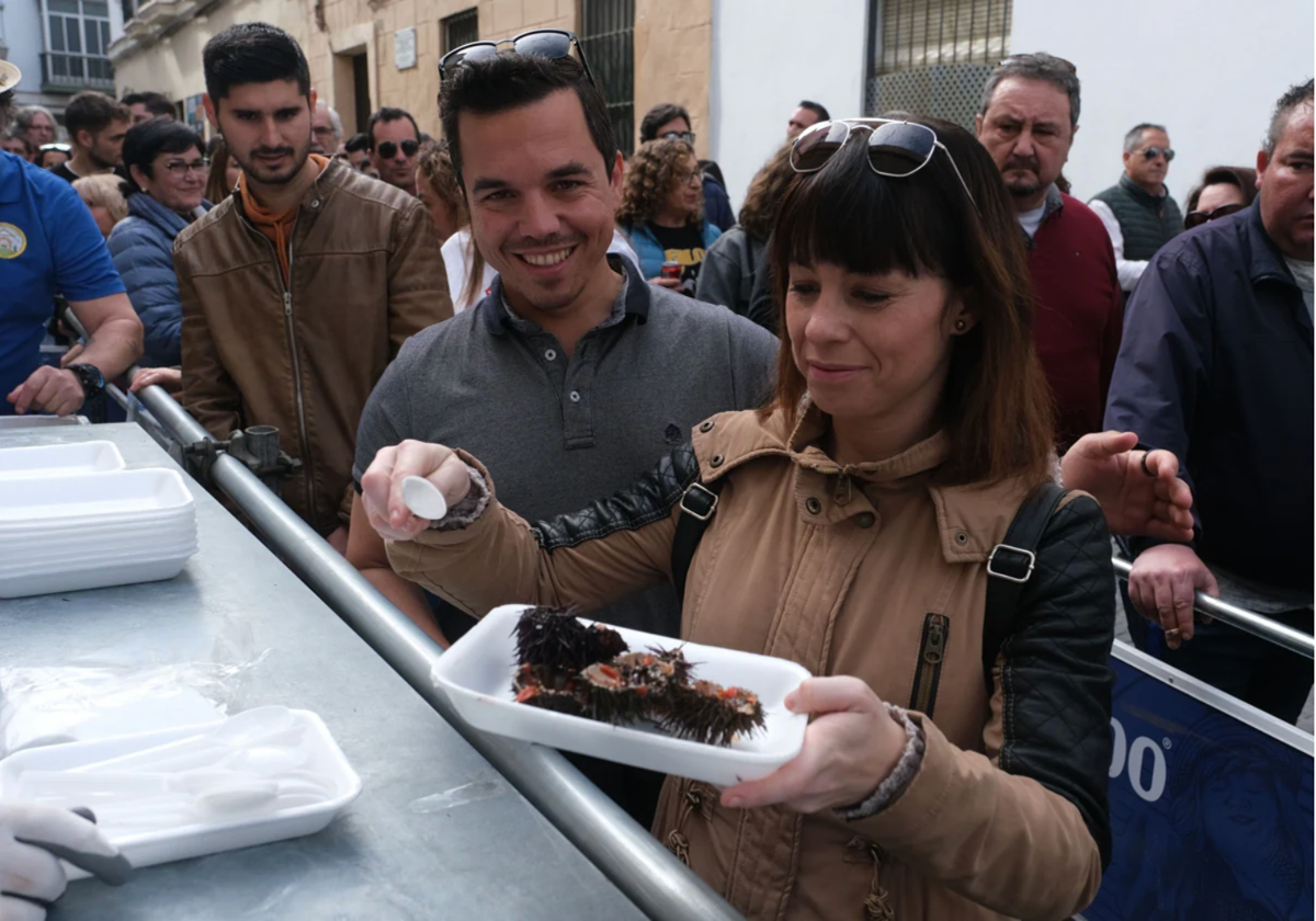 El Ayuntamiento de Cádiz y las peñas fijan el calendario gastronómico del Carnaval 2025