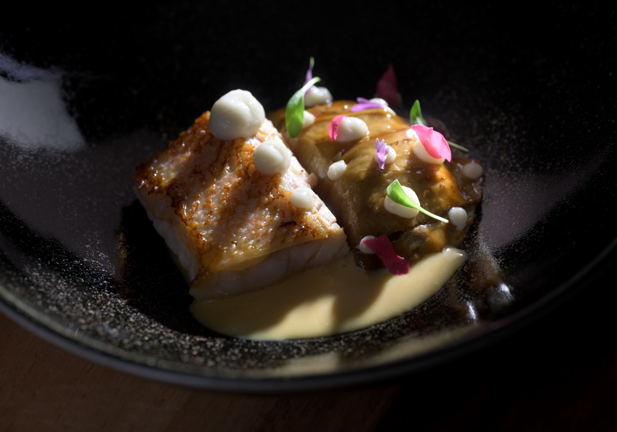 Virrey a la plancha acompañado de ravioli de berenjena y salsa de maracuyá