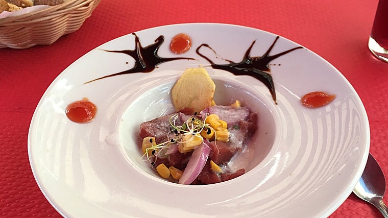 Un plato en la terraza de La Esquina del Tofe