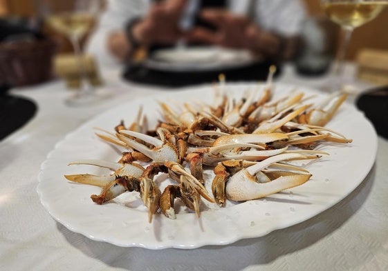 Plato con una selección de bocas de la isla en el restaurante La Marea de Marcos de Jerez de la Frontera