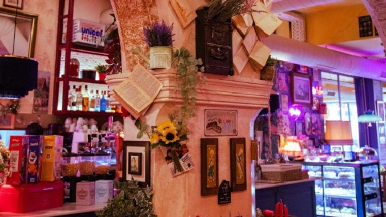 Interior del establecimiento El Café de Ana situado en la calle Nueva y que posee una decoración muy original en sus paredes y columnas
