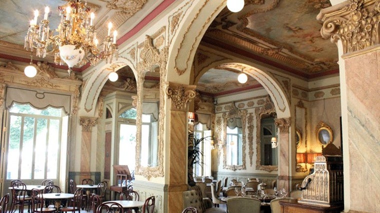 Espacio para desayunar en el interior del Café Royalty en Cádiz