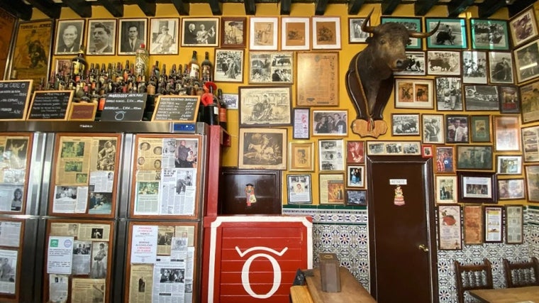 Interior de la clásica Taberna Casa Manteca de Cádiz