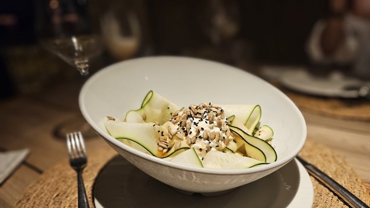 Tallarines de calabacín con pesto rojo en restaurante Beduino de Cádiz