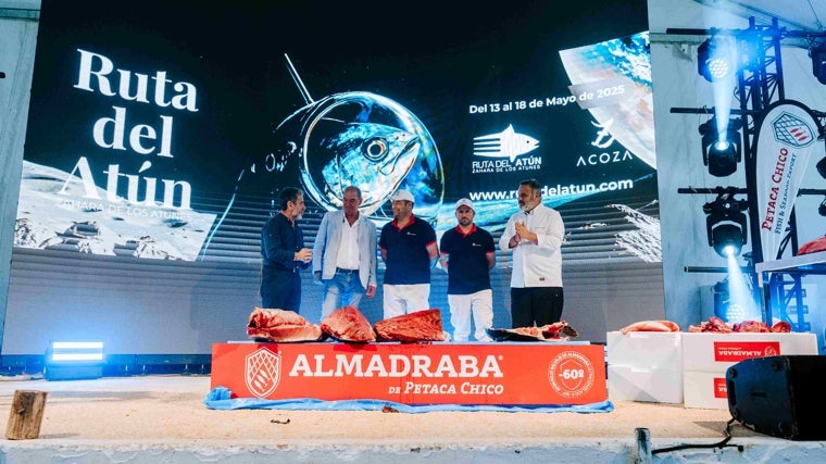 Uno de los momentos del ronqueo durante el acto inaugural de la XV Ruta del Atún en Zahara de los Atunes