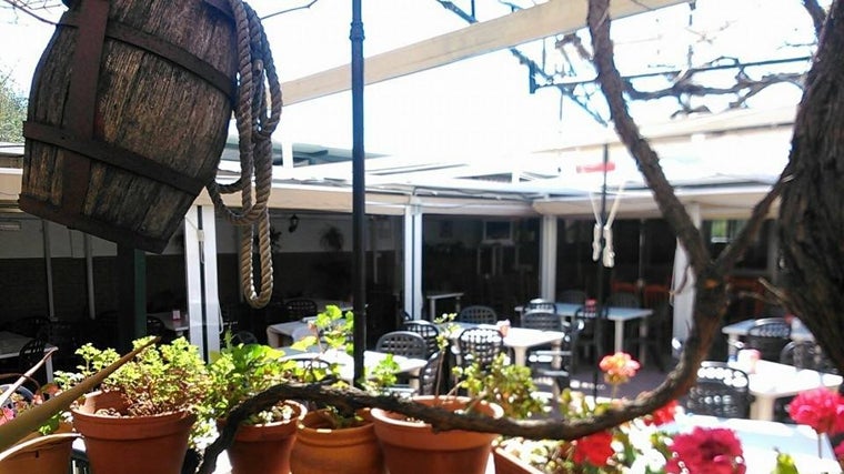 Patio interior de estilo andaluz de la Venta Cecilia en El Puerto (Cádiz)