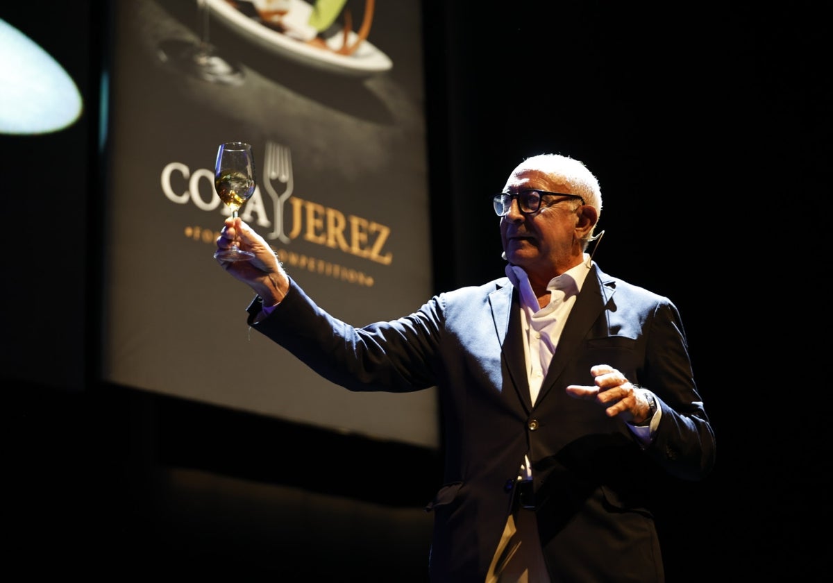 Antonio Flores, Enólogo y Master Blender en GONZALEZ BYASS, durante su participación en el Forum Copa Jerez 2025 celebrado en el Teatro Villamarta de Jerez de la Frontera
