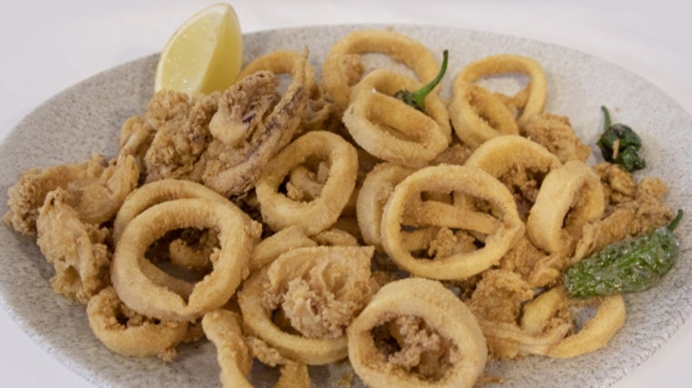 Pescaíto frito del restaurante La Marea en el Paseo Marítimo de Cádiz