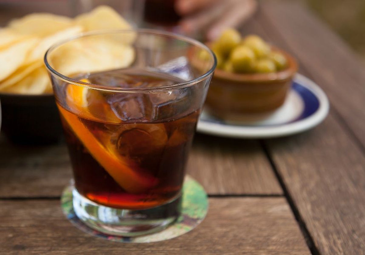Vermut con aceitunas durante un aperitivo veraniego