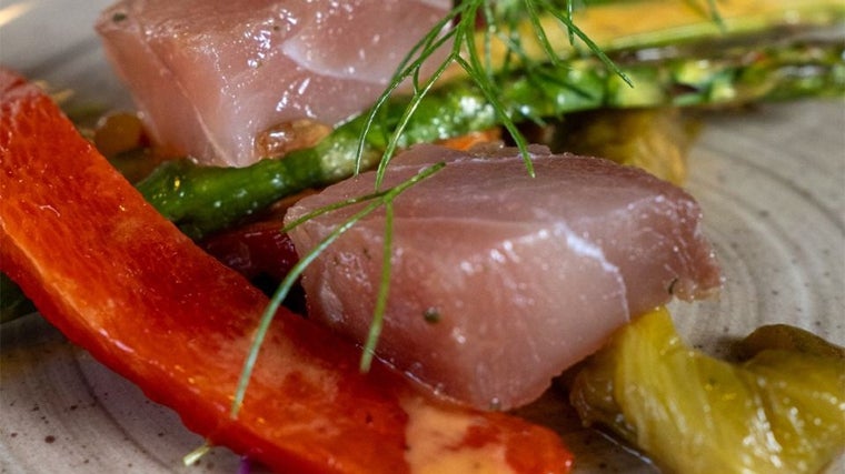 Pimientos asados con corvina en salazón acompañado de espárragos, cebollas a la parrilla y frutos secos del restaurante asador La Castillería de Vejer de la Frontera
