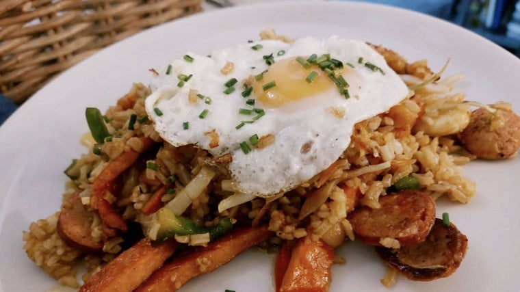 Plato de arroz chaufa guarnecido con cecina ahumada, chorizo, plátano maduro y huevo frito del restaurante Refugio Pepe Valero de San Fernando, Cádiz