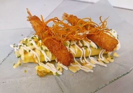 Causa limeña rellena de aguacate, langostinos al ajillo y crujiente de gambones del Refugio Pepe Valero en San Fernando