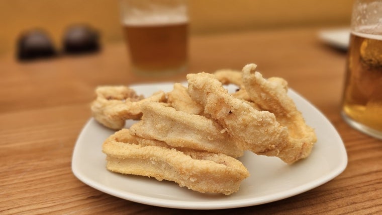 Calamares fritos con una caña de Cruzcampo en Mini Bar, Cádiz