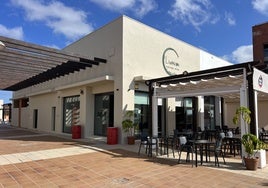 El restaurante del Novo Sancti Petri donde el atún rojo se cocina al fuego y los platos tienen nombre propio