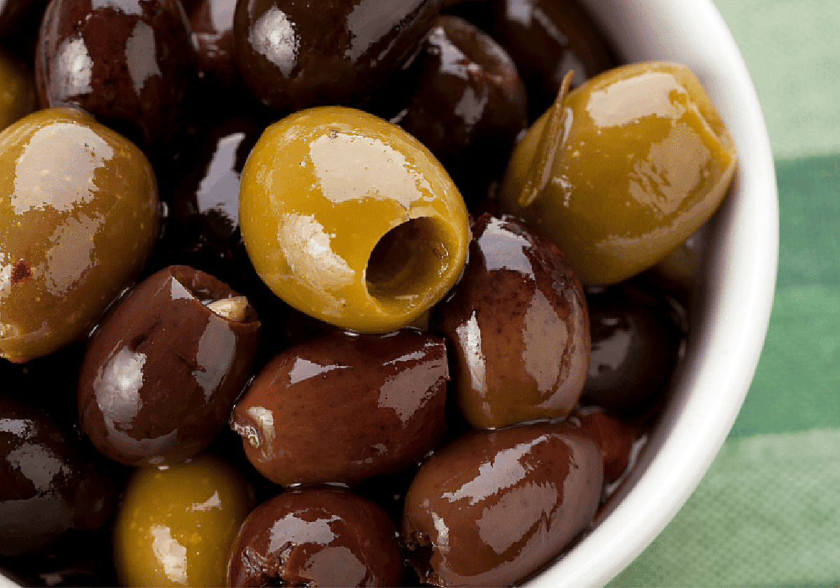 Un clásico aperitivo de aceitunas en Cádiz