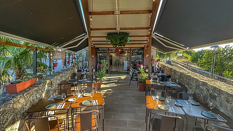 Espacio exterior del restaurante Suber en Alcalá de los Gazules