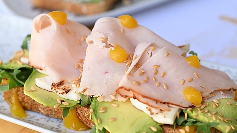 Tostada con pavo, mango dulce, aguacate cremoso y un toque singular de este local de Los Caños