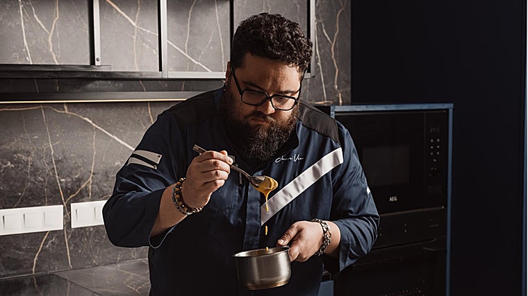 Juan Viu, elaborando una de sus recetas