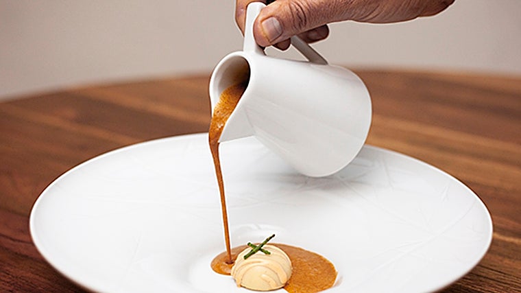 Último toque de un plato en el restaurante Código de Barra