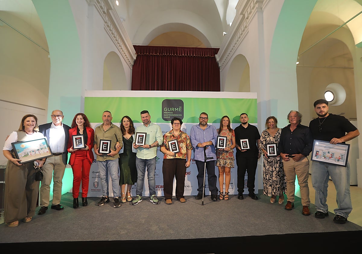 Foto de familia de los galardonados en los Premios GURMÉ Cádiz 2025