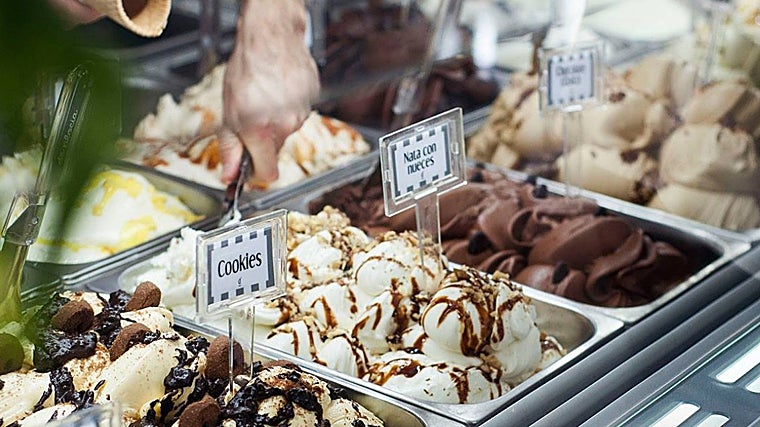 Vitrina de diferentes sabores de helados en Heladería D'Plocia