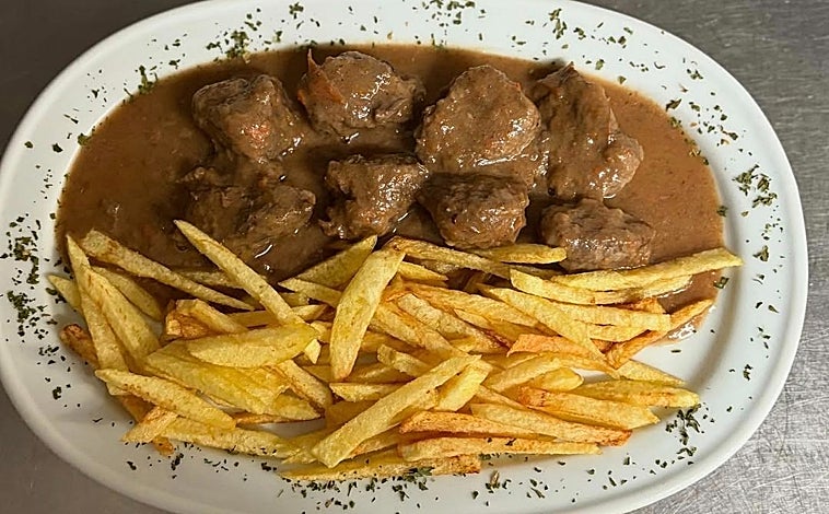 Imagen principal - Variedad de platos en Titus Bar de Conil de la Frontera, Cádiz