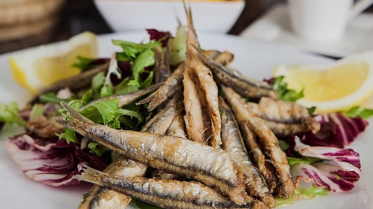 Boquerones fritos elaborados en el Bar Club Caleta de Cádiz