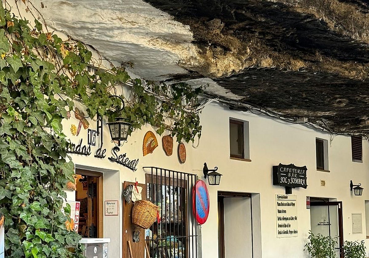 Bares bajo las rocas en Setenil de las Bodegas (Cádiz)