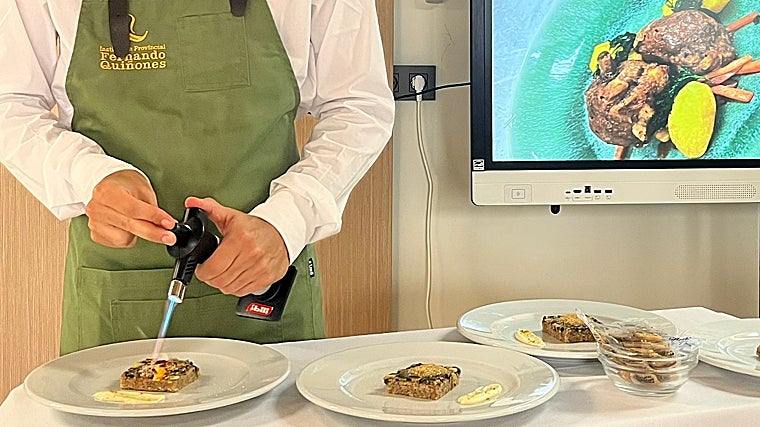 Alumno emplatando uno de los platos durante el servicio de comida