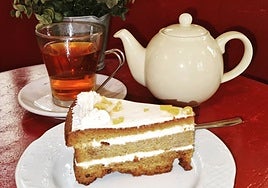 Cádiz levanta café en mano: así se vive una mañana en el Café Levante