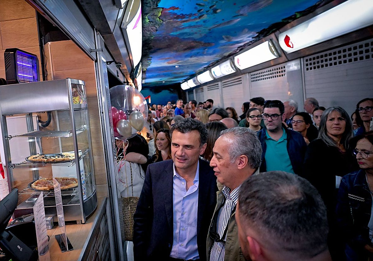 Bruno García, alcalde de Cádiz, en la inauguración del nuevo mercado gastronómico