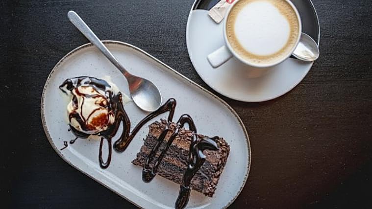 Café y tarta en Maison Dorée (Cádiz)