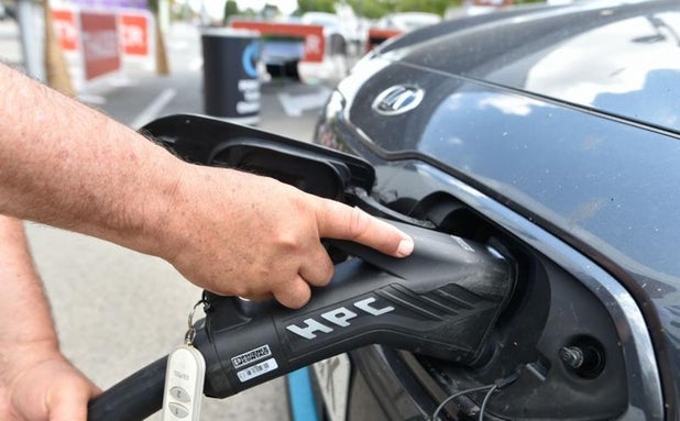 ¿Tienes pensado comprar un coche eléctrico? Antes debes saber cuántos cargadores encontrarás en las carreteras españolas