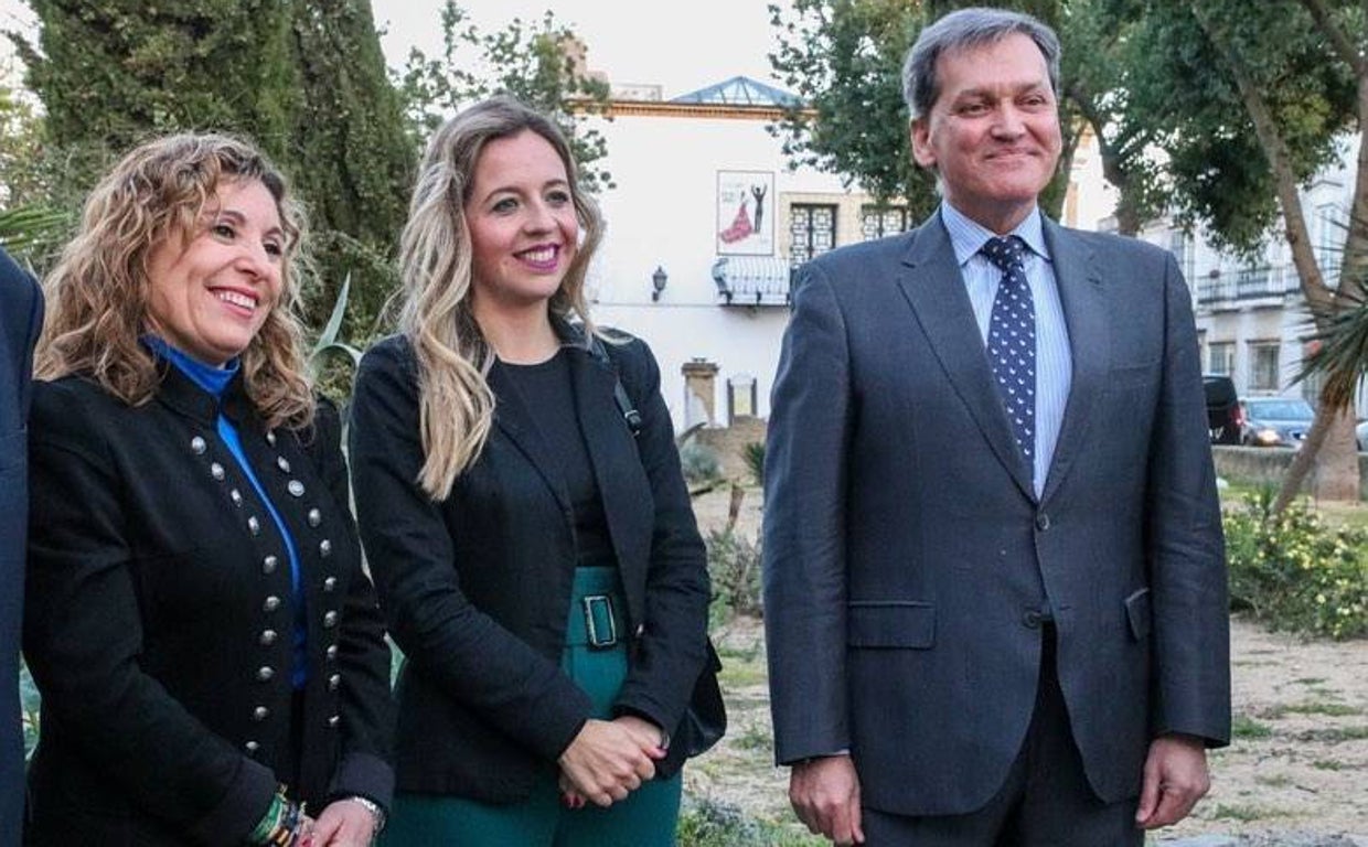 Las concejalas cesadas Ana Sumariva y Lucía Rodríguez y el que fuera cabeza de lista Javier Porrúa.