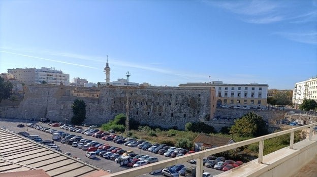 Vista panorámica del aparcamiento que se encuentra junto a la estación