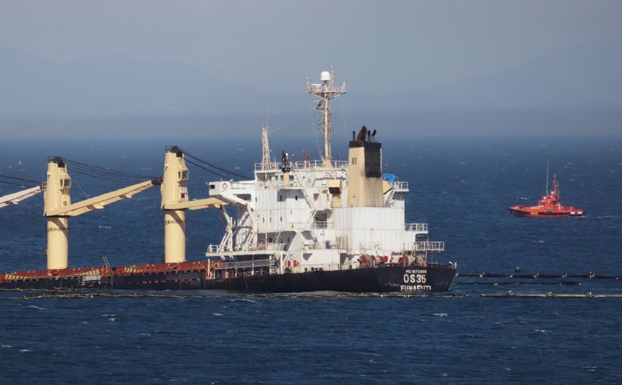 Gibraltar realiza «según lo previsto» el hundimiento de la popa del OS35, «ahora seguro en el lecho marino»