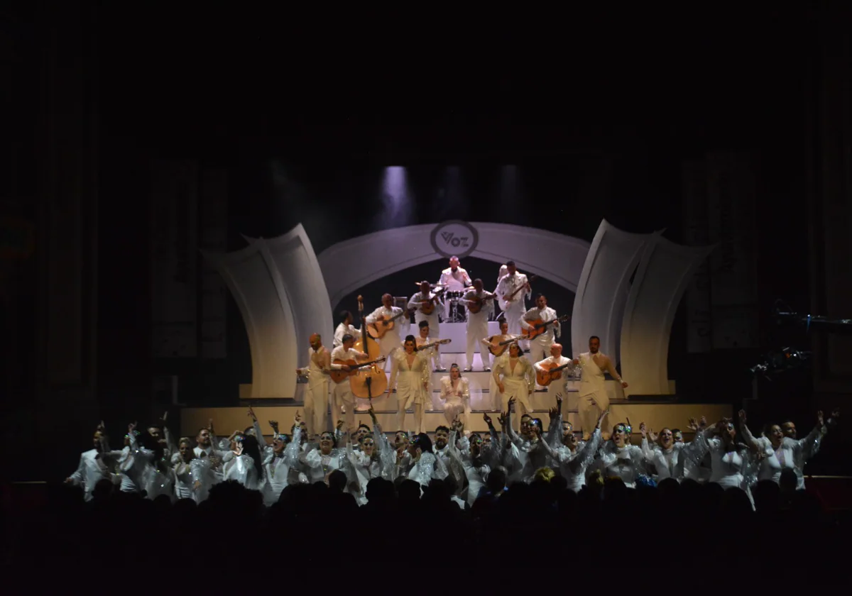El coro de Luis Rivero durante su actuación en la Gran Final del Falla.
